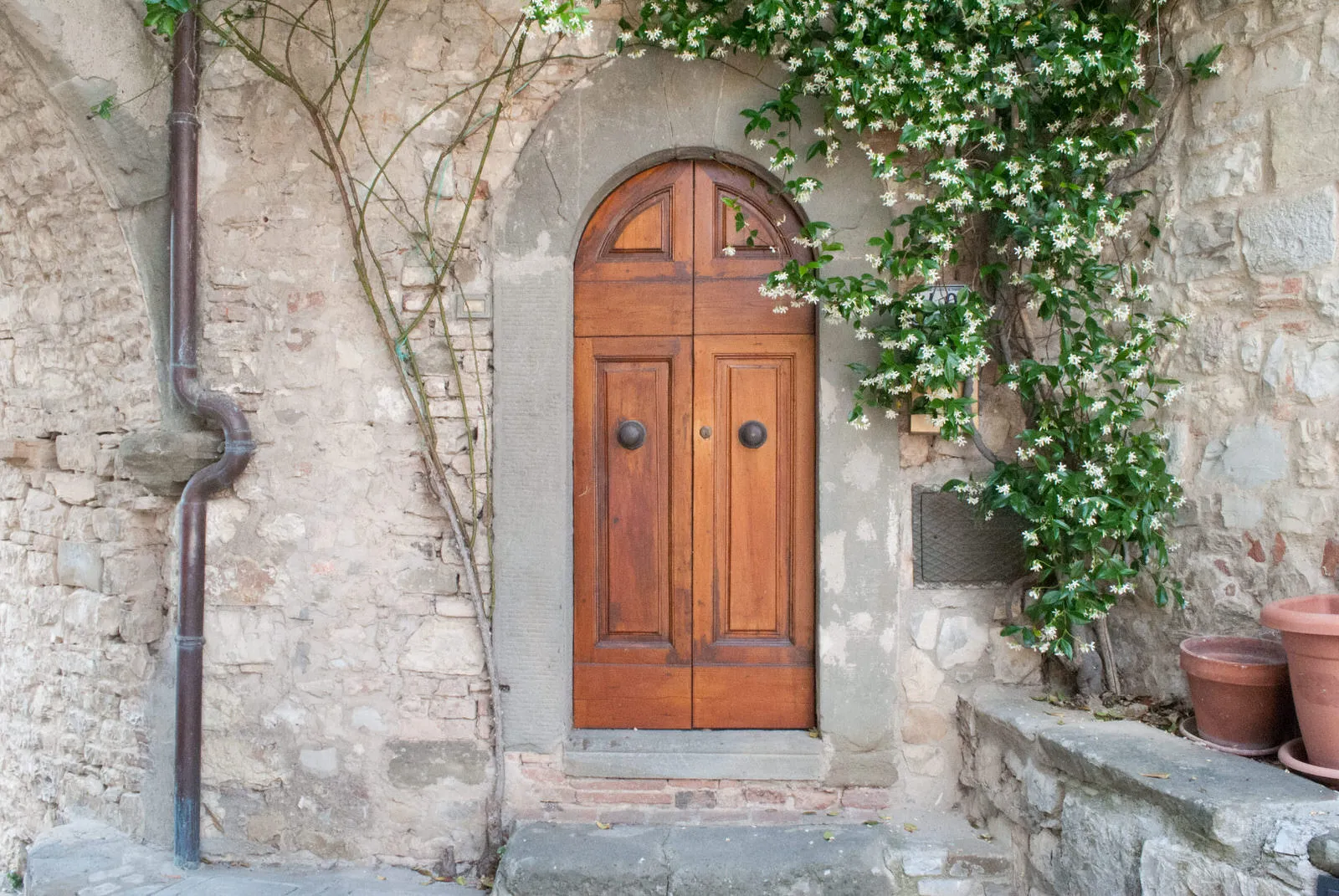 An oddly small door not from the courtyard in Vertine